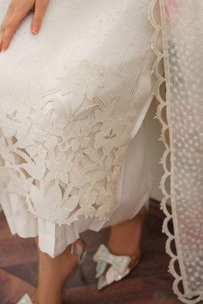 Baroque Chantelle White – Luxury Organza 3-Piece Suit | Digital Print Cutwork Dupatta